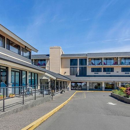 Bayside Oceanfront Resort Parksville Bagian luar foto