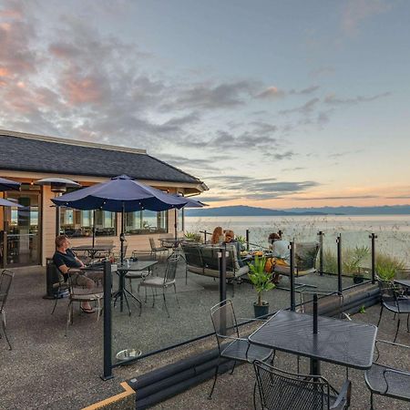 Bayside Oceanfront Resort Parksville Bagian luar foto