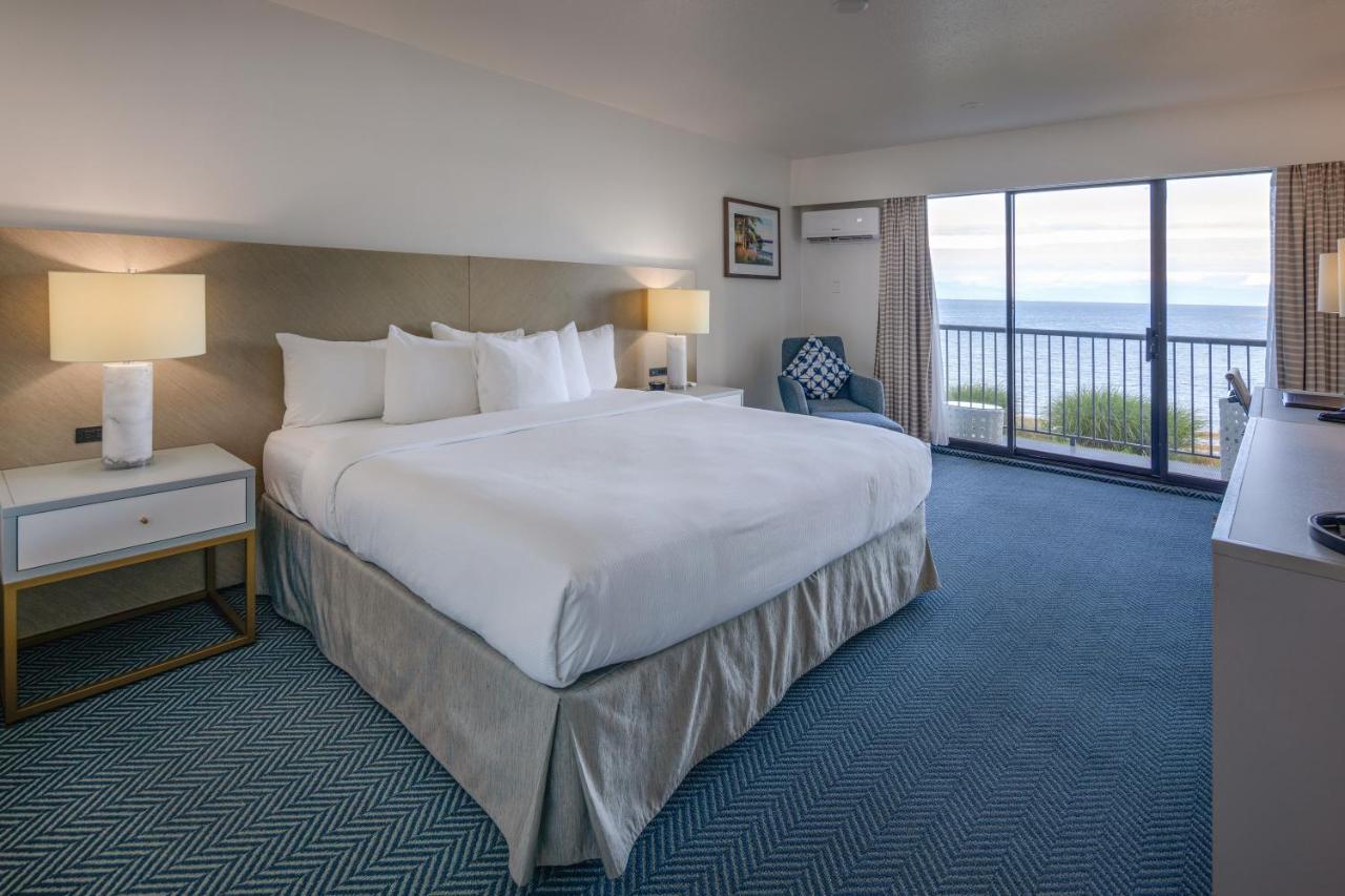 Bayside Oceanfront Resort Parksville Bagian luar foto