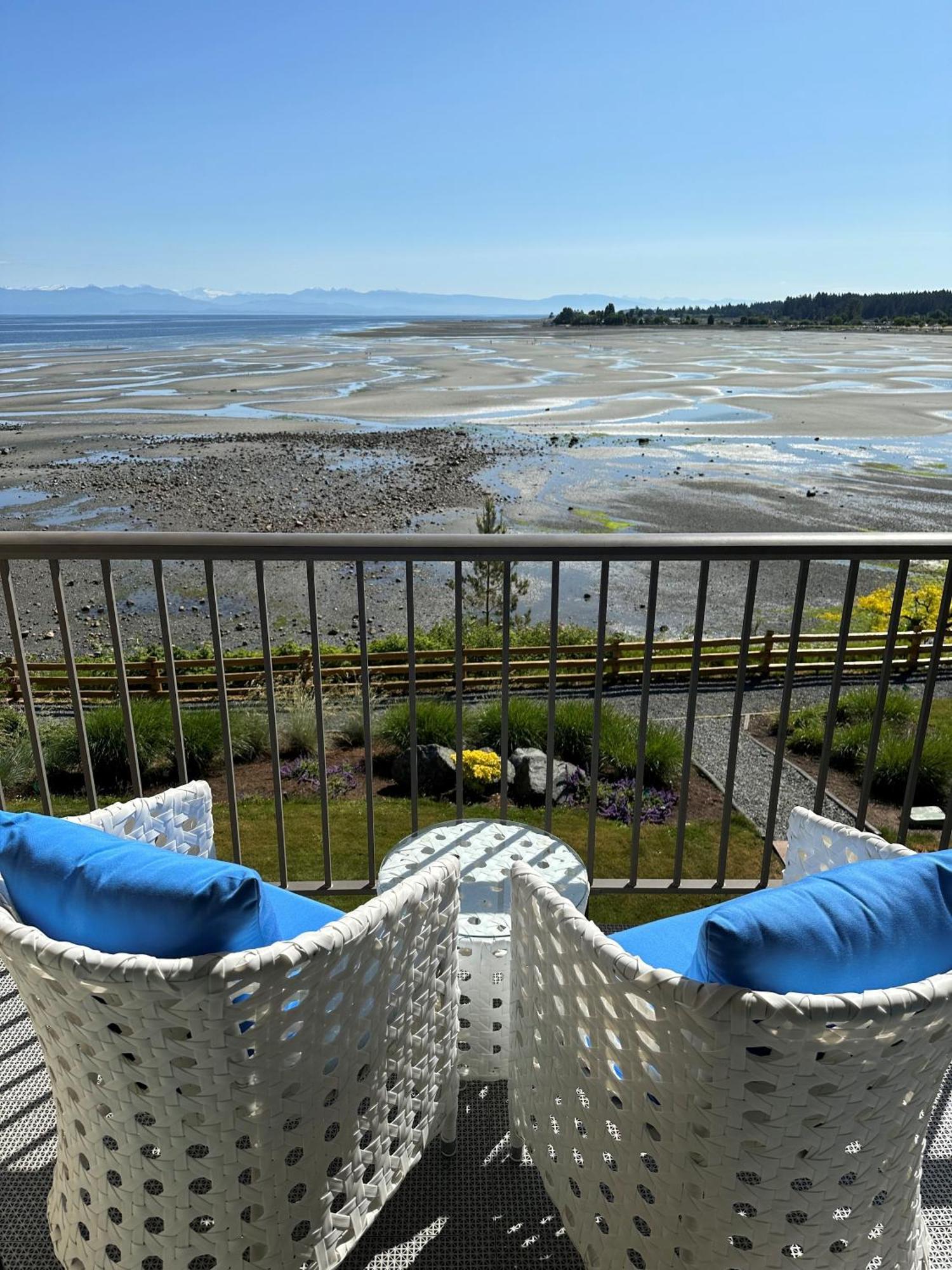 Bayside Oceanfront Resort Parksville Bagian luar foto