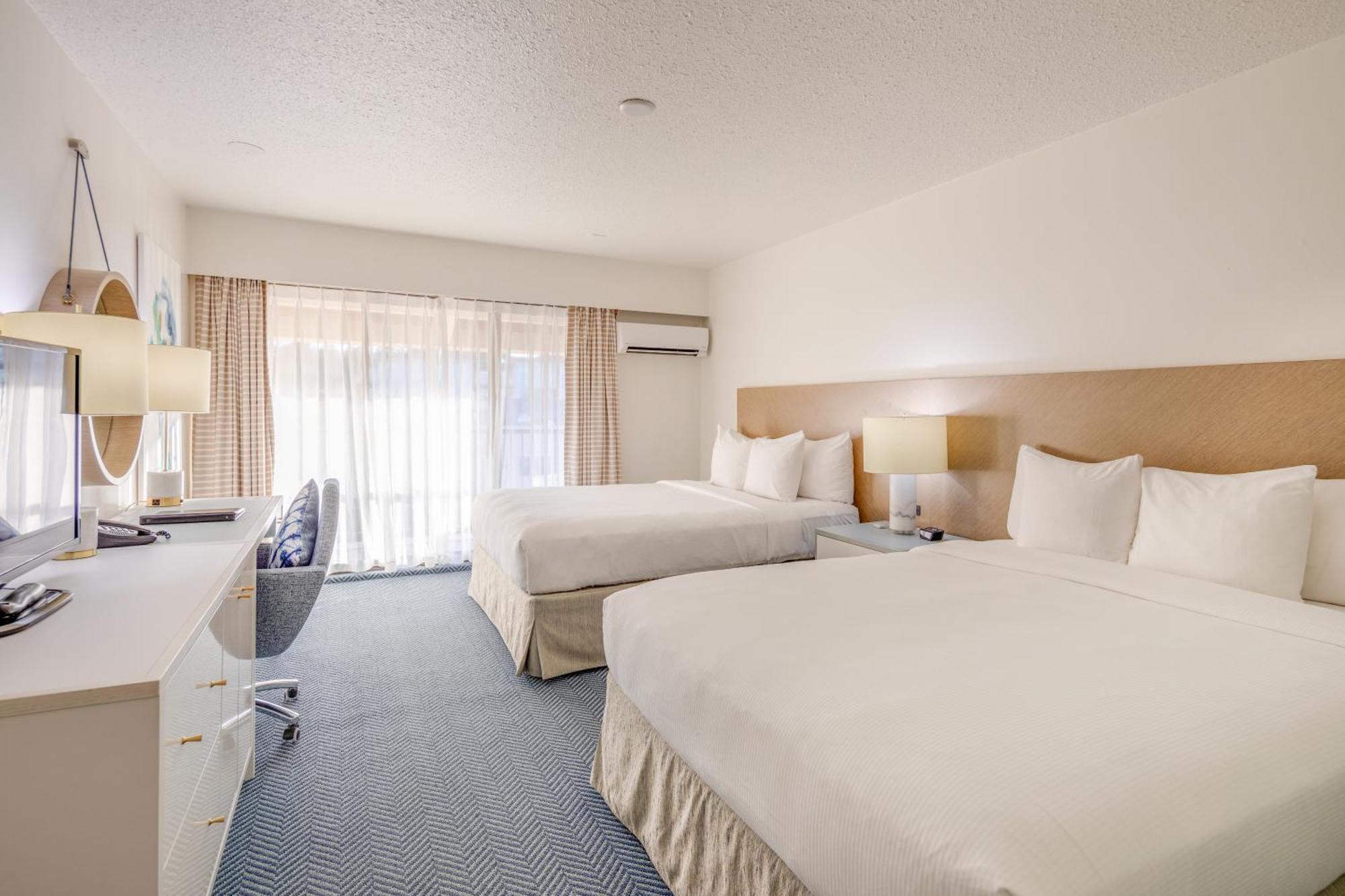 Bayside Oceanfront Resort Parksville Bagian luar foto