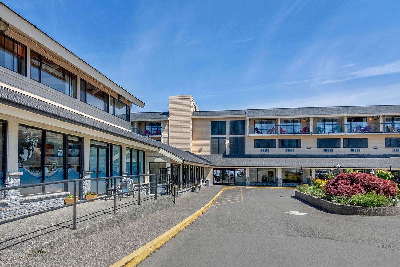 Bayside Oceanfront Resort Parksville Bagian luar foto