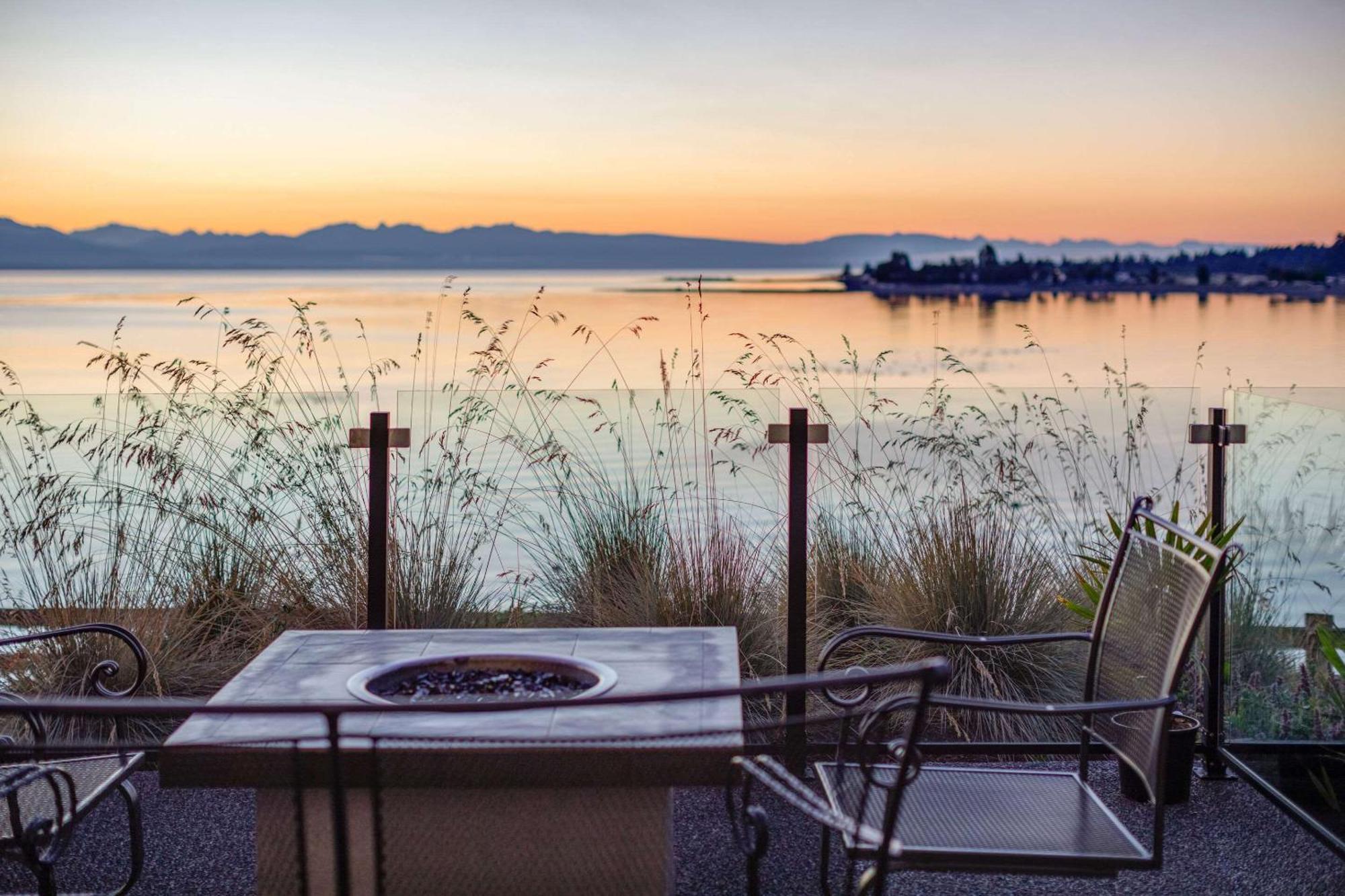 Bayside Oceanfront Resort Parksville Bagian luar foto
