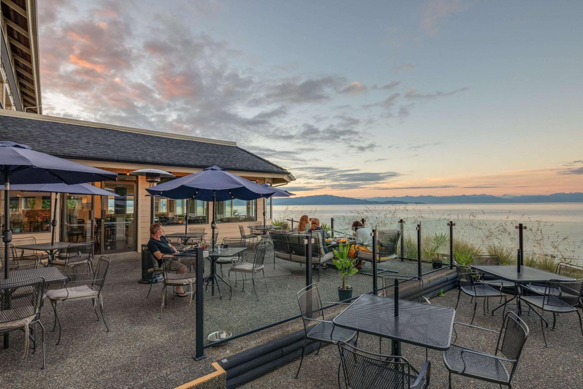 Bayside Oceanfront Resort Parksville Bagian luar foto