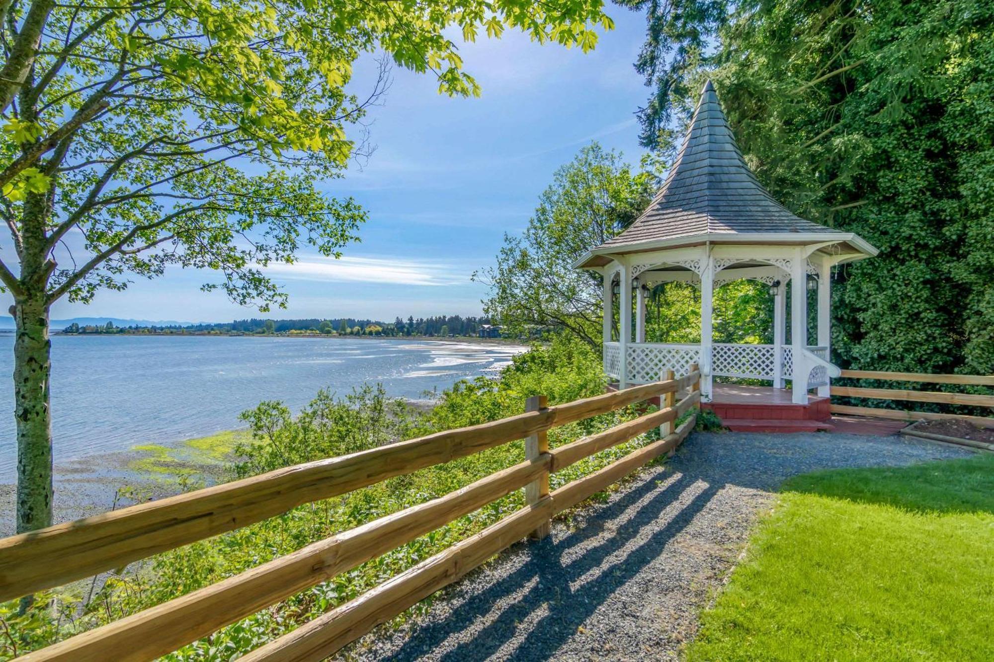 Bayside Oceanfront Resort Parksville Bagian luar foto