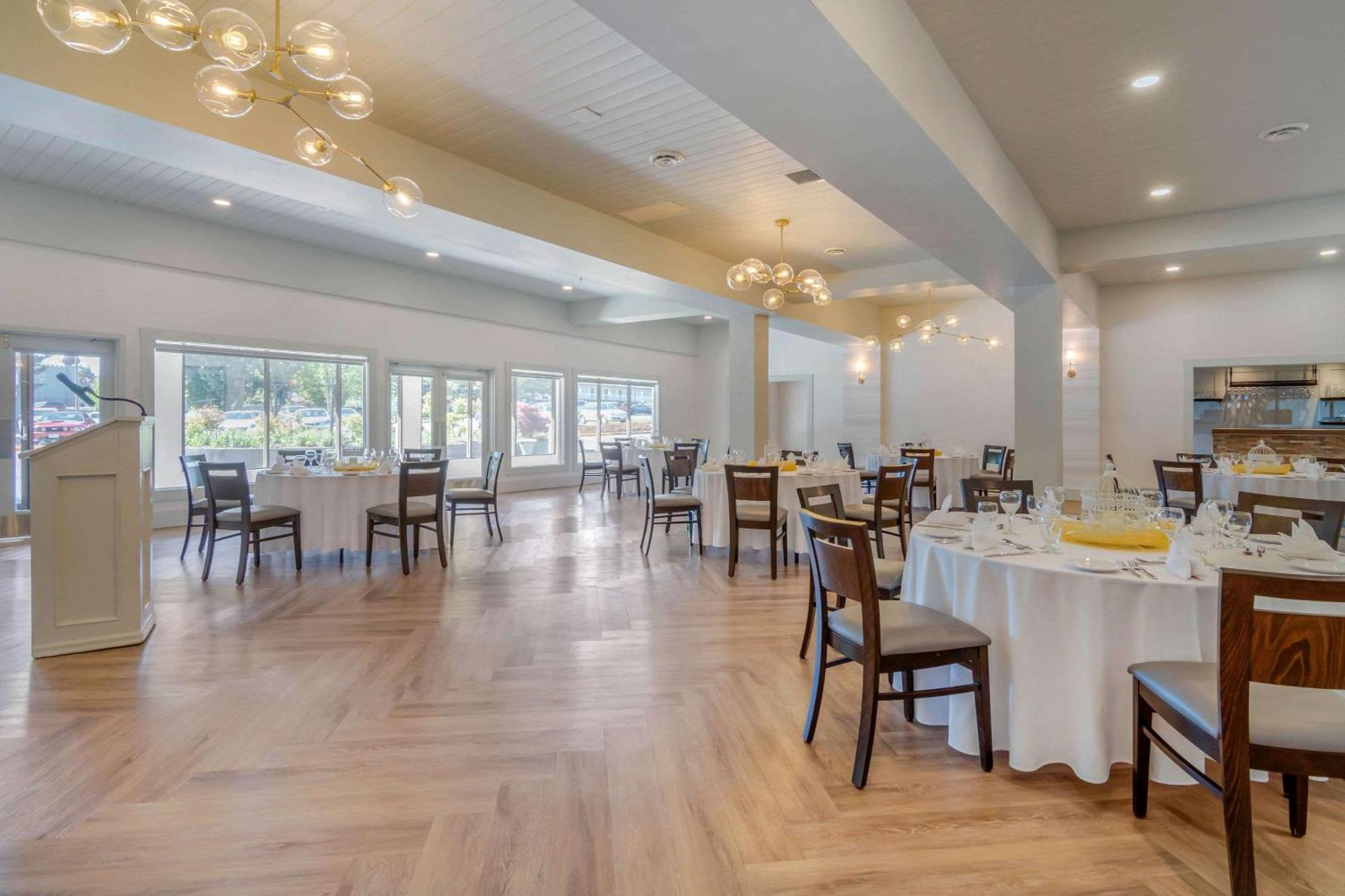 Bayside Oceanfront Resort Parksville Bagian luar foto