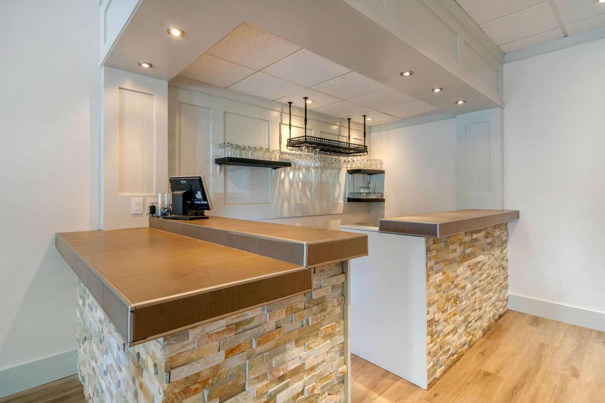 Bayside Oceanfront Resort Parksville Bagian luar foto