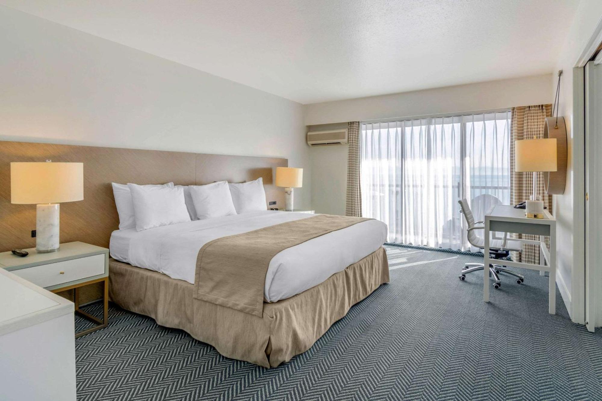Bayside Oceanfront Resort Parksville Bagian luar foto