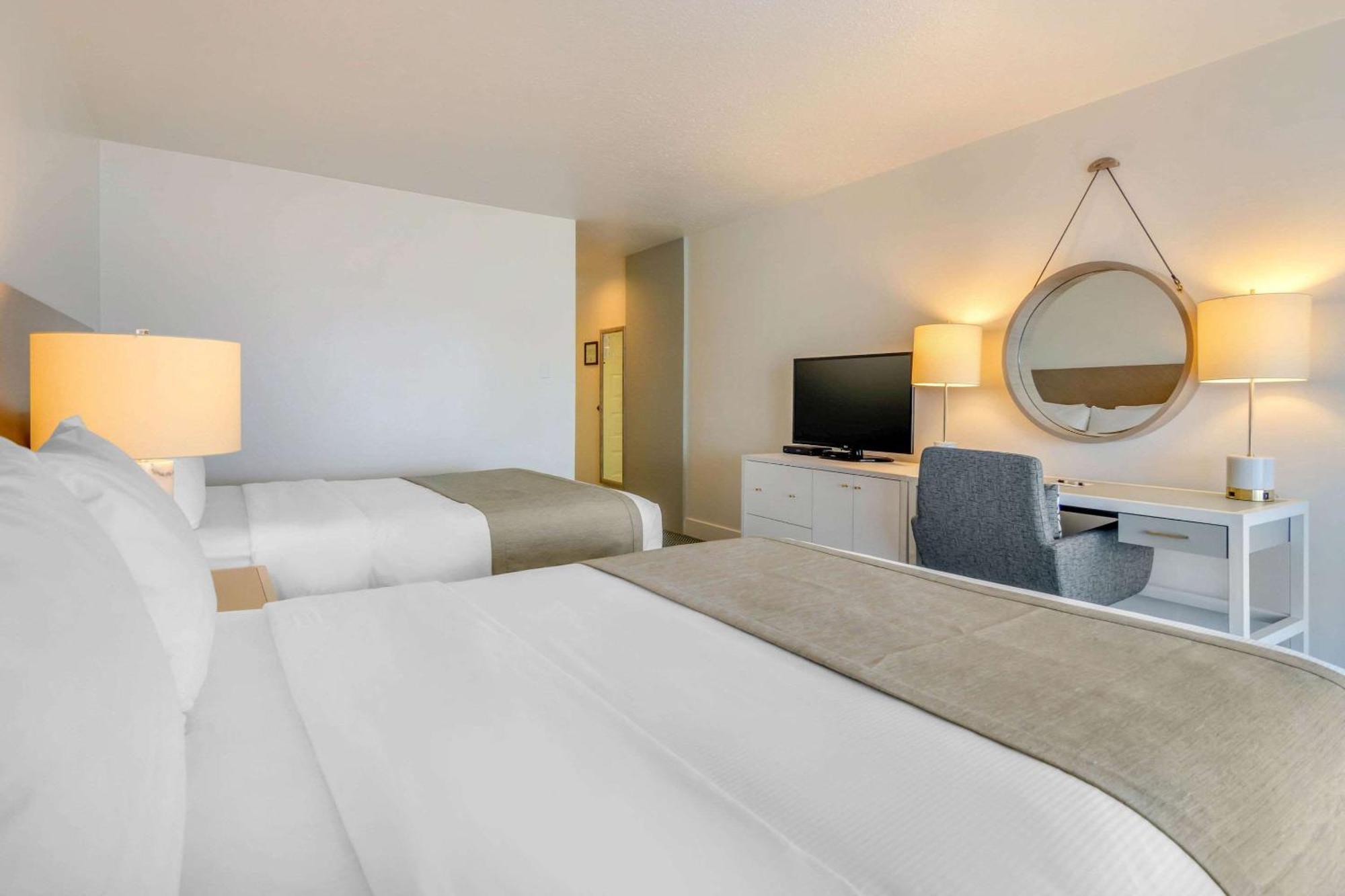 Bayside Oceanfront Resort Parksville Bagian luar foto