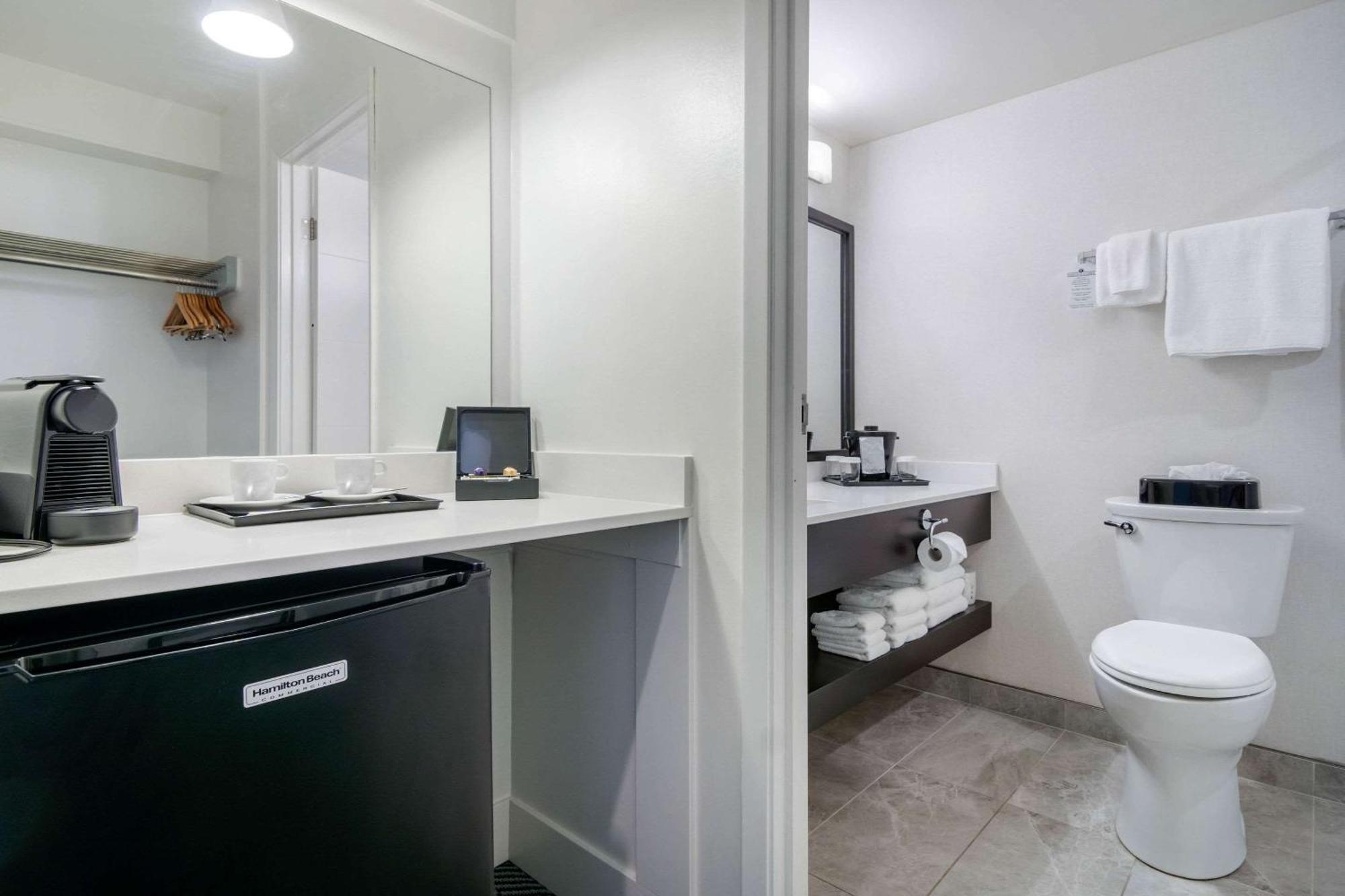 Bayside Oceanfront Resort Parksville Bagian luar foto
