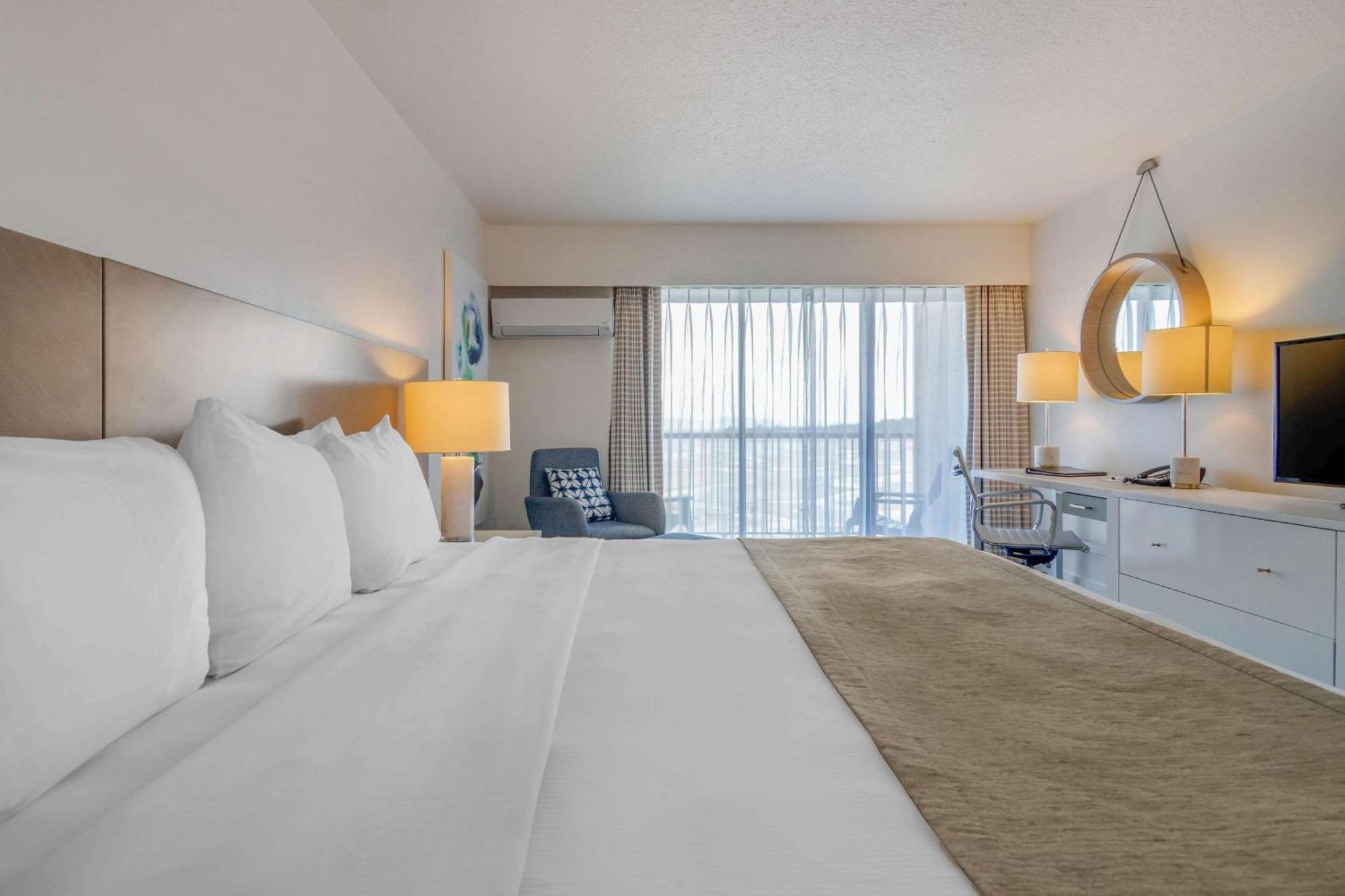 Bayside Oceanfront Resort Parksville Bagian luar foto