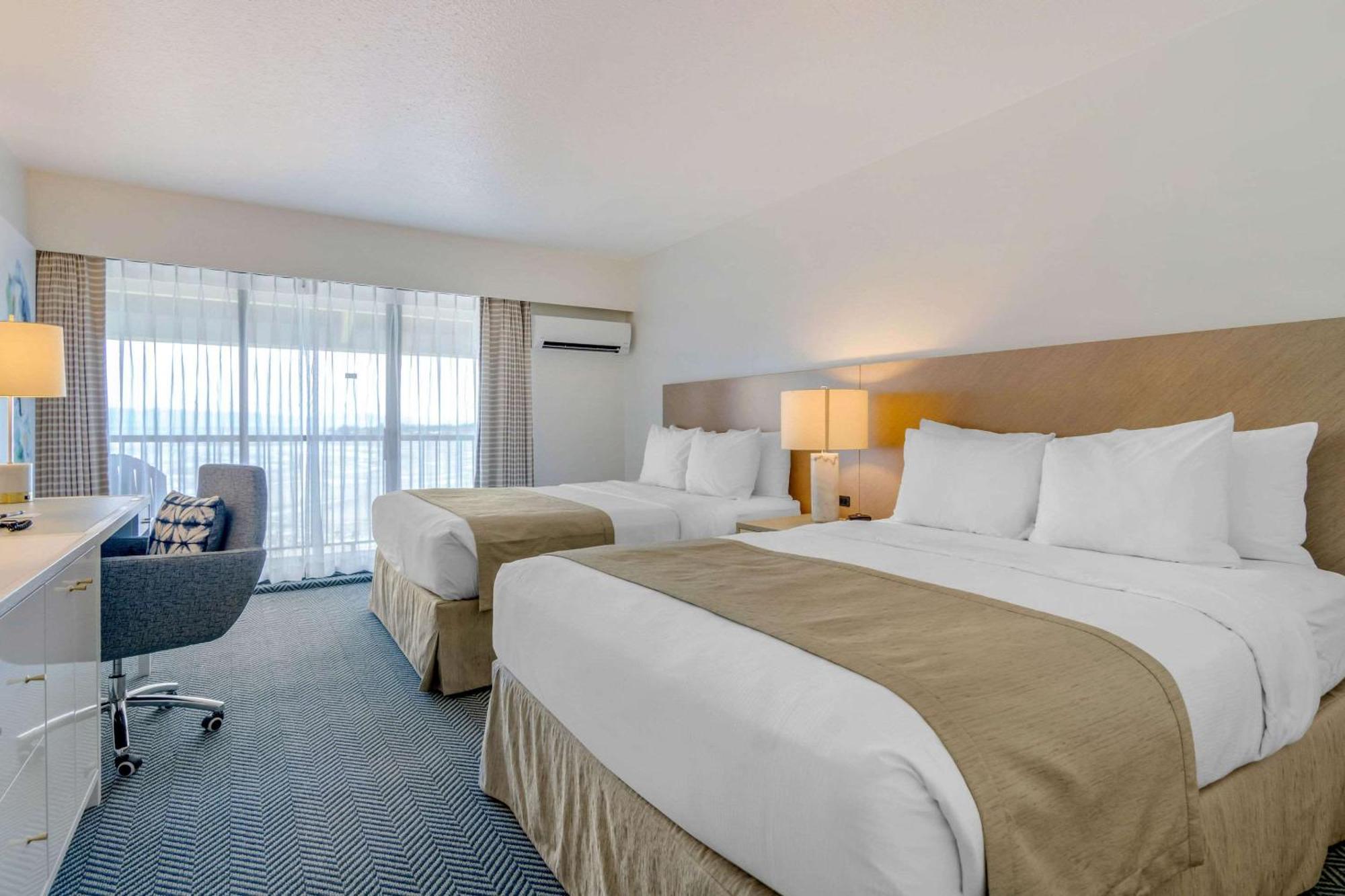 Bayside Oceanfront Resort Parksville Bagian luar foto