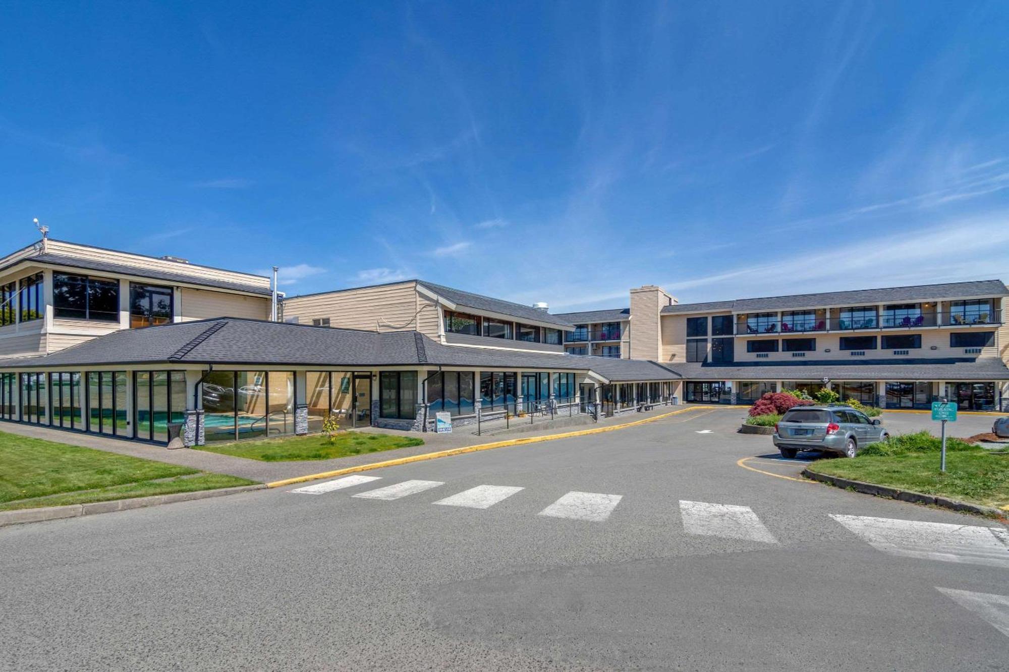 Bayside Oceanfront Resort Parksville Bagian luar foto