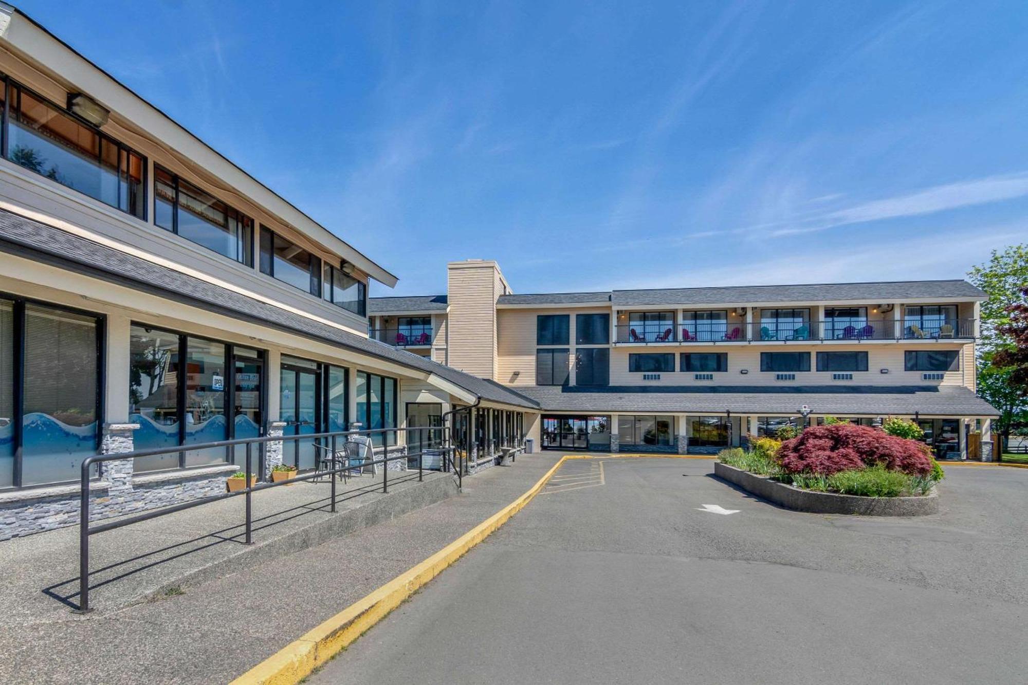 Bayside Oceanfront Resort Parksville Bagian luar foto